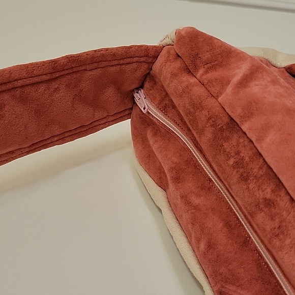 Handmade sueded messenger bag with embroidery - Picture 4 of 9